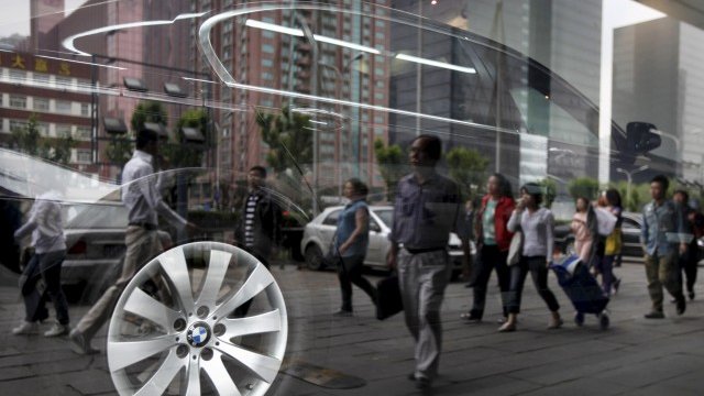 <p>
	Шоурум на BMW в Пекин. <em>Снимка: Ройтерс</em></p>
