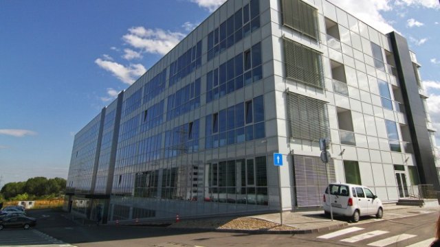 <p>
	<em>Офис сграда Камбаните. Снимка: brefbg.com</em></p>
