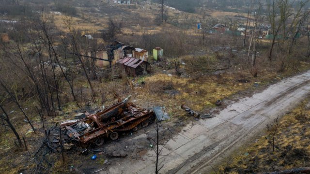 Унищожен руски танк Т-80 в Украйна. Снимка: John Moore/Getty Images