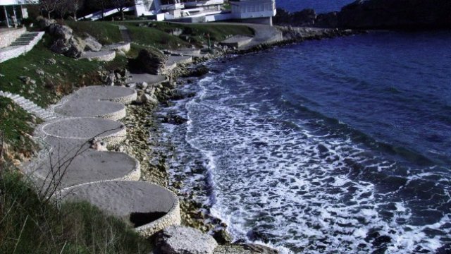 <p>
	Изкуственият плаж в курорта &quot;Русалка&quot;, който беше разрушен от строителния контрол. Снимка: ДНСК</p>
