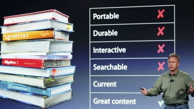 <p>
	Маркетинг директорът на Apple Фил Шилер представя новите услуги. <em>Снимка: Ройтерс</em></p>
