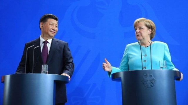 <p>
	Президентът на Китай Си Дзинпин с канцлера на Германия Ангела Меркел.<em>&nbsp;Снимка: Krisztian Bocsi/Bloomberg</em></p>
