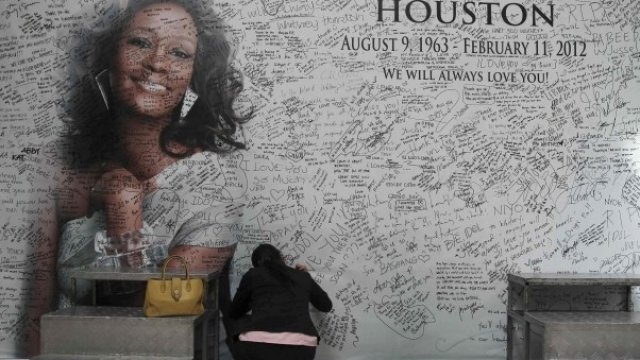 <p>
	Фен на певицата във Филипините изразява почитта си към нея. <em>Снимка: Ройтерс</em></p>
