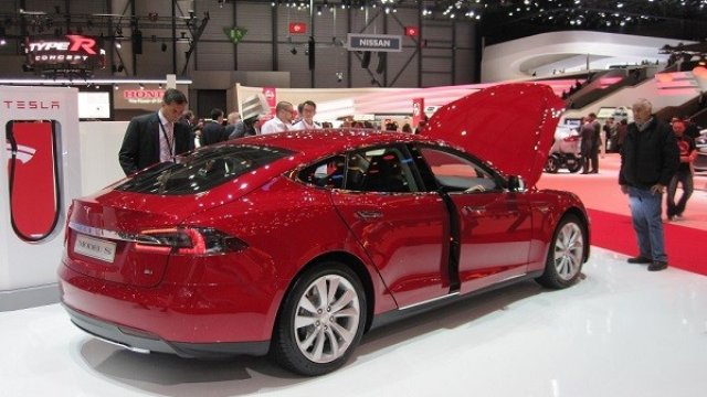 <p>
	<em>Model S на щанда на компанията в Женева. Снимка: Automedia.bg</em></p>
