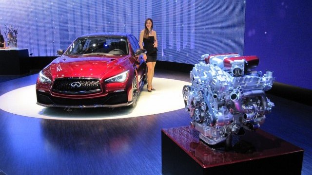 <p>
	Q50 Eau Rouge при премиерата си в Женева.<em> Снимка: Automedia.bg</em></p>
