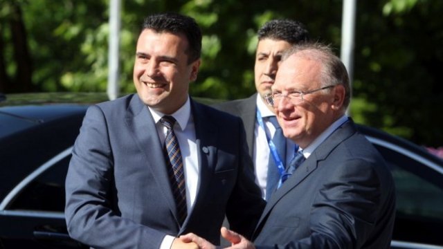 <p>
	Зоран Заев (вляво) при пристигането си в София. <em>Снимка: БТА</em></p>
