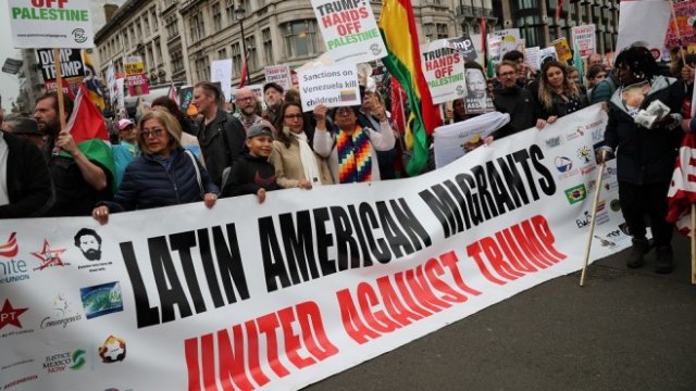 <p>
	Демонстрации срещу Доналд Тръмп в центъра на Лондон. <em>Снимка: Ройтерс</em></p>
