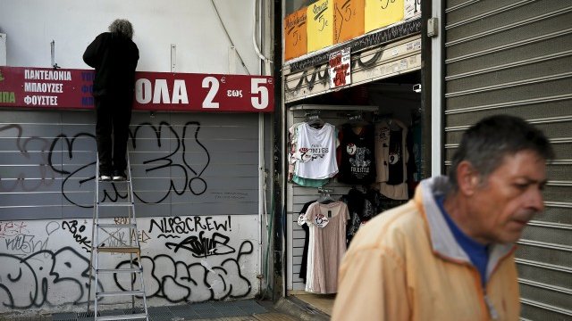 <p>
	Финансовият министър Янис Варуфакис също сигнализира, че страната може да направи някои отстъпки. <em>Снимка: Ройтерс</em></p>
