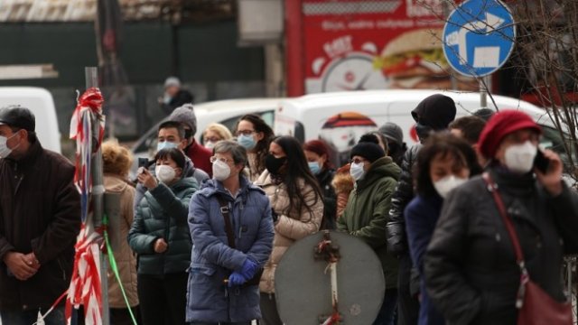 <p>
	Опашки от желаещи да се ваксинират след връщането на &quot;зелените коридори&quot;. <em>Снимка: БГНЕС</em></p>
