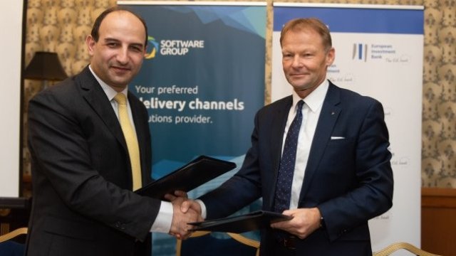 <p>
	Вазил Худак, вицепрезидент на ЕИБ (вдясно) и Калин Радев, главен изпълнителен директор на Софтуер Груп.<em> Снимка ЕИБ </em></p>
