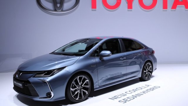 <p>
	Новата Toyota Corolla Sedan Hybrid по време на 89-тото автомобилно изложение в Женева. <em>Снимка: Ройтерс</em></p>
