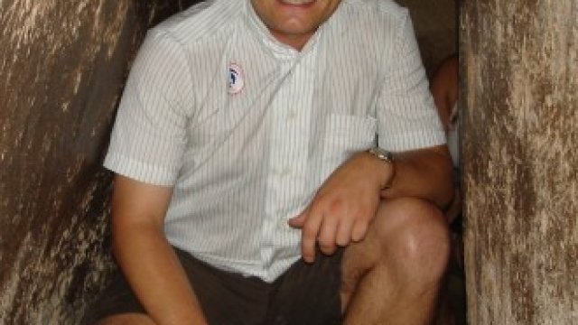 <p>
	Огнян Николов във Виетнам в тунелите Ку Чи, които са построени от партизаните по време на войната в страната. <em>Снимка: Личен архив</em></p>
