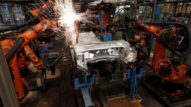 <p>
	Поточна линия за модела Ford Fiesta във фабрика на Ford в Кьолн. <em>Снимка: Ройтерс&nbsp;</em></p>
