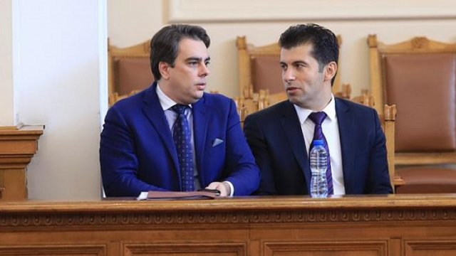 <p>
	<em>Асен Василев и Кирил Петков. Снимка: БГНЕС</em></p>
