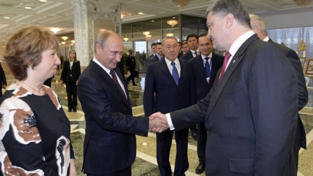 <p>
	Президентът на Русия Владимир Путин и президентът на Украйна Петро Порошенко си стиснаха ръцете в началото на срещата в Минск под погледа на върховния представител на ЕС по външната политика Катрин Ащън. <em>Снимка: Ройтерс</em></p>
