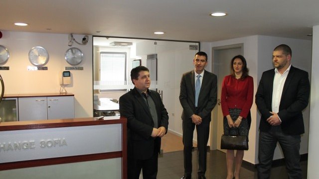 <p style="text-align: justify;">
	Васил Големански от БФБ, Стоян Николов от ПФБК, Ясна Божинова от Arco Real Estate и Ивайло Мишев от Арко ФНИ. <em>Снимка: Арко ФНИ АДСИЦ</em></p>
