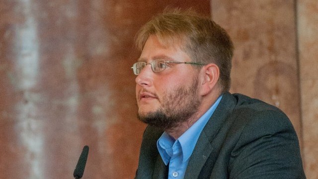 <p>
	Доц. Теодор Седларски, декан на Стопанския факултет на СУ. <em>Снимка: СУ &quot;Св. Климент Охридски&quot;</em></p>
