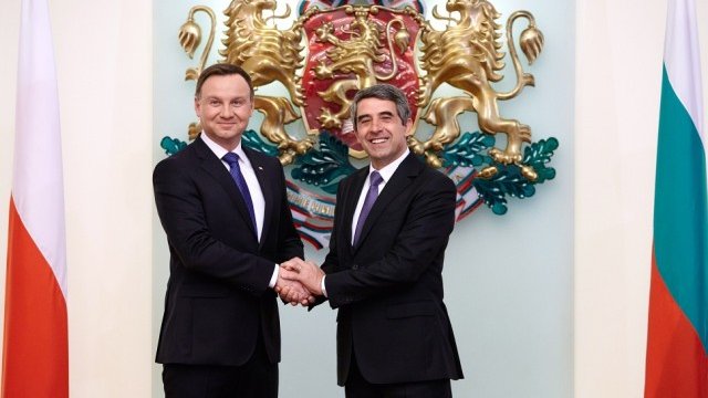 <p>
	Росен Плевнелиев (вдясно) посреща полския президент Анджей Дуда. Снимка: <em>Президентството на Република България</em></p>
