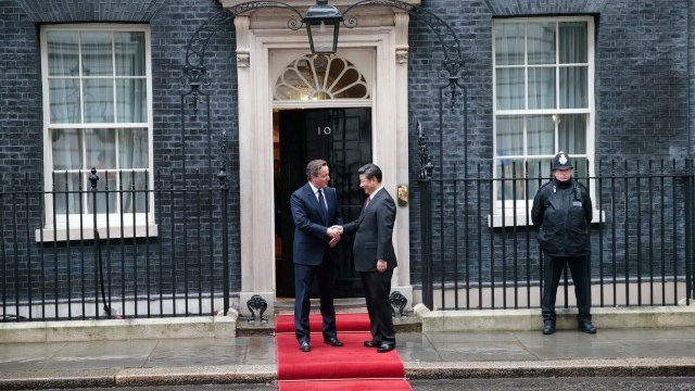 <p>
	Дейвид Камерън и Си Дзинпин. <em>Снимка: архив Ройтерс</em></p>
