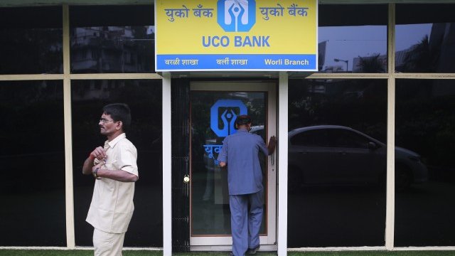 <p>
	Едва 4% от индийците получават държавни плащания по банков път. <em>Снимка: архив Ройтерс</em></p>
