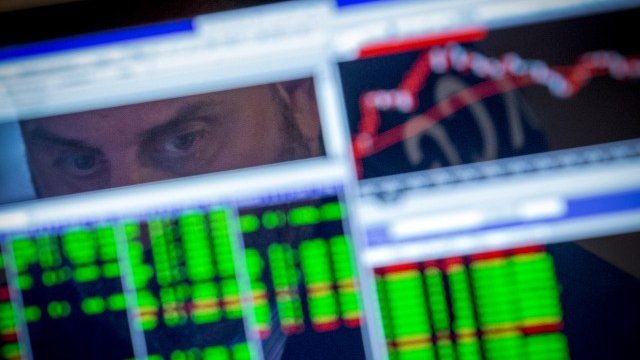 <p>
	Опасенията относно ситуацията в Украйна взеха надмощие над оптимистичните доклади за американската икономика. <em>Снимка: Ройтерс</em></p>
