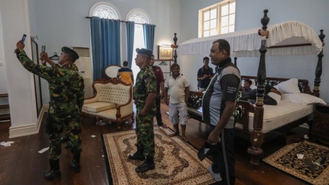 <div>
	Войници и протестиращи от Шри Ланка продължиха да окупират президентската резиденция и в неделя.<em> Снимка:&nbsp;&nbsp;EPA/CHAMILA KARUNARATHNE EPA-EFE/CHAMILA KARUNARATHNE</em></div>
<div>
	&nbsp;</div>
