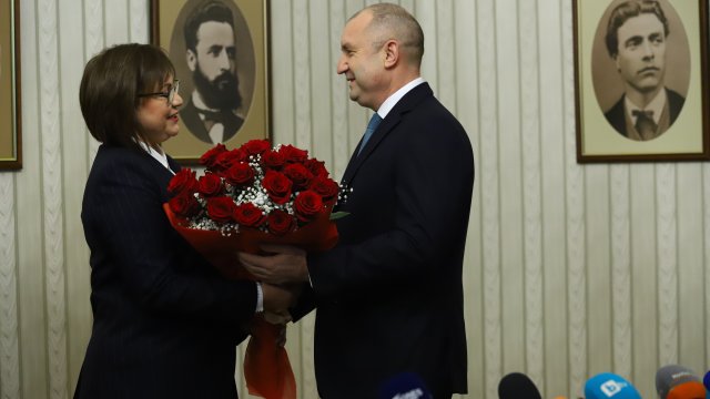Лидерът на левицата Корнелия Нинова получи и рози от президента за рождения си ден днес. Снимка: БГНЕС