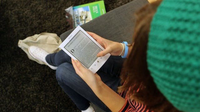 <p>
	Очаква се споразумението да доведе до поевтиняване на електронните книги. <em>Снимка: Getty Images News</em></p>
