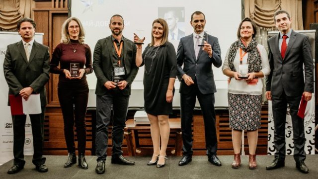 <p>
	Победителите в конкурса. <em>Снимка:&nbsp;Асоциация на директорите за връзки с инвеститорите</em></p>
