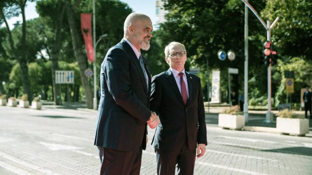 Албанският премиер Еди Рама (вляво) и българският премиер Николай Денков (вдясно). Снимка: МС