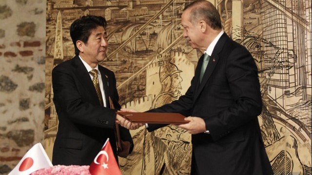 <p>
	&nbsp;Реджеп Ердоган (вдясно) и Шиндзо Абе подписват ключовото споразумение. <em>Снимка: Ройтерс</em></p>
