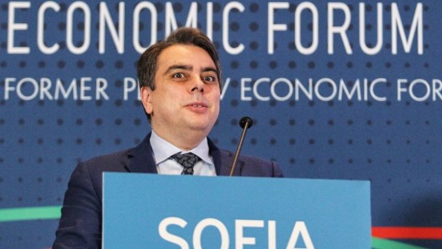 <p>
	Асен Василев по време на икономически форум. <em>Снимка: Димитър Кьосемарлиев, Investor Media Group</em></p>
