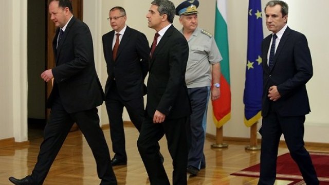 <p>
	Президентът свика извънредно заседание на Консултативния съвет за национална сигурност на тема &quot;Актуалната политическа обстановка в страната и набелязване на мерки за излизане от политическата криза&quot;. <em>Снимка: БТА</em></p>
