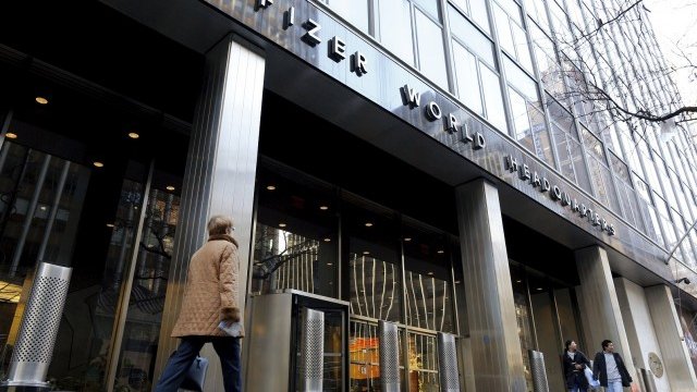 <p>
	Централата на Pfizer в Ню Йорк. <em>Снимка: Ройтерс</em></p>
