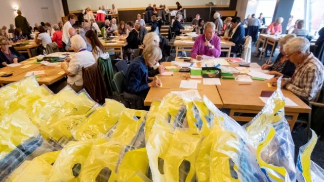 <p>
	<em>Секция за преборояване на гласовете от изборите в Швеция, Снимка: Ройтерс</em></p>
