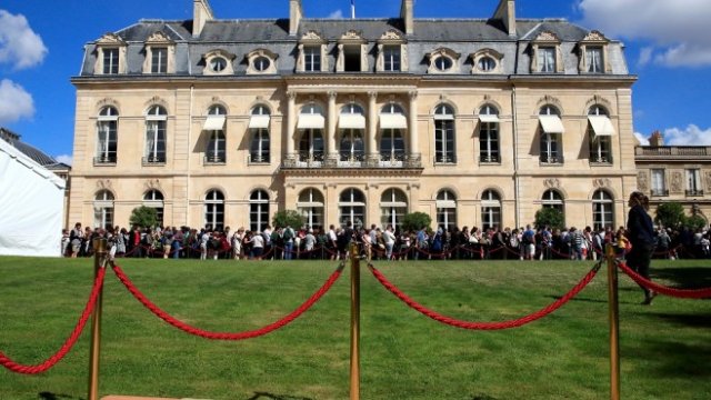 <p>
	Хора чакат на опашка, за да влязат в&nbsp;Елисейския дворец. <em>Снимка: Ройтерс</em></p>
