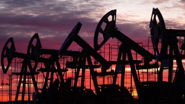 <p>
	Данните от доклада показват, че през ноември доставките са нараснали с 290 хил. барела дневно до 27,72 млн. барела дневно, водени от увеличения в предлагането на двете страни топ производители Саудитска Арабия и Ирак.</p>
<p>
	<em>Снимка:&nbsp;Andrey Rudakov/Bloomberg</em></p>
