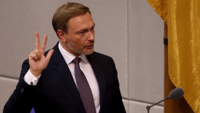 <p>
	Новият финансов министър на Германия Кристиан Линднер полага клетва при вземането на поста.<em> Снимка: Liesa Johannssen-Koppitz/Bloomberg</em></p>
