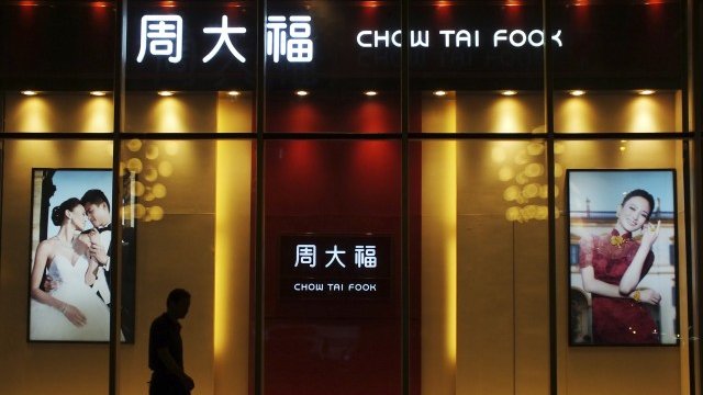 <p style="text-align: justify;">
	Въпреки че Chow Tai Fook реализира двойно повече приходи от Tiffany &amp; Co., не може да се похвали с присъствието на пазара в световен мащаб, каквото притежава американския конкурент. <em>Снимка: Ройтерс</em></p>
