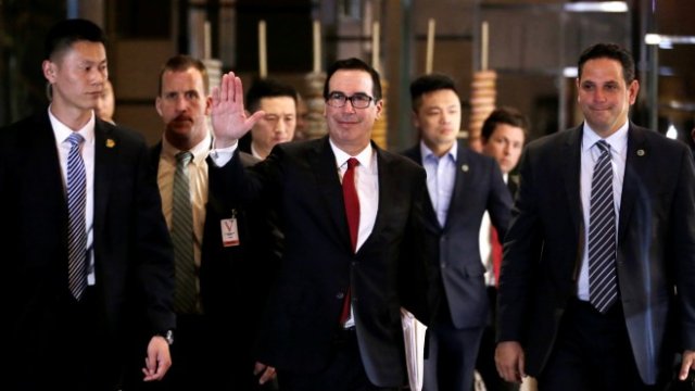 <p>
	Манучин по време на посещението си в Китай. <em>Снимка: Ройтерс</em></p>
