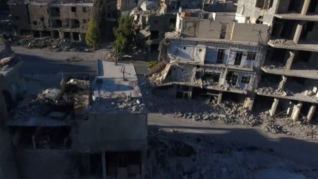 <p>
	Около 250 хил. души се предполага, че са блокирани в обсадените от правителствените сили райони на Алепо, които са все още под контрола на бунтовниците. <em>Снимка: Ройтерс</em></p>
