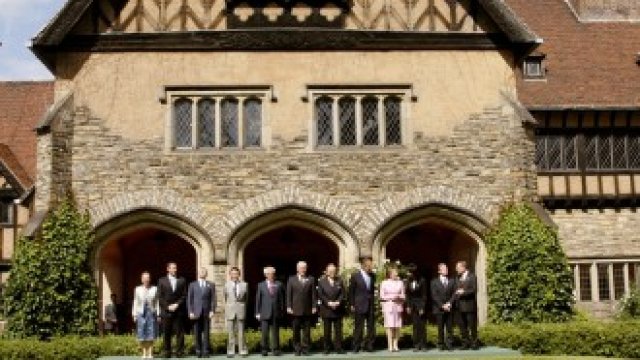 <p>
	Замъкът &quot;Сесилиенхоф&quot; в Потсдам. <em>Снимка: Архив Ройтерс</em></p>
