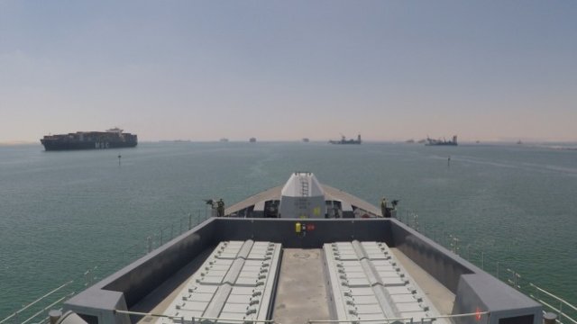 <p>
	Duncan минава през Суецкия канал. <em>Снимка: Ройтерс</em></p>
