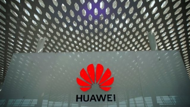 <p>
	Логото на Huawei на летището в Шънджън. Снимка: Ройтерс</p>
