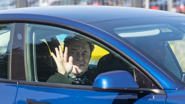 <p>
	Мъск при посещението на строителната площадка на европейската гигафабрика в Германия. <em>Снимка: Krisztian Bocsi/Bloomberg</em></p>
