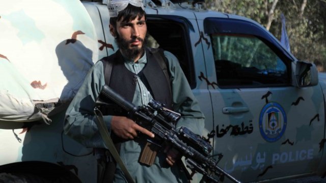 <p>
	&nbsp;Талибаните използват и завзети от местните военни части автомобили. <em>Снимка: EPA/STRINGER</em></p>
