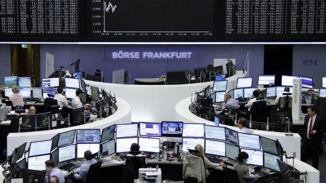 <p style="text-align: justify;">
	Фондовата борса във Франкфурт. <em>Снимка: архив, Ройтерс</em></p>
