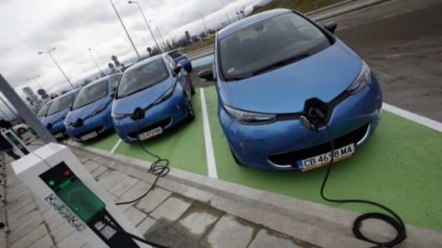 <p>
	С тези електромобили ще бъдат превозвани делегатите по време на българското председателство. <em>Снимка: Олег Попв, Investor Media Group</em></p>
