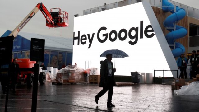 <p>
	Реклама на гласовия асистент на Google по време на изложението в Лас Вегас.&nbsp;<em>Снимка: Ройтерс</em></p>
