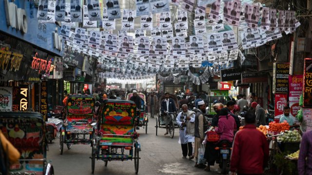 Предизборни плакати по улиците на град Баришал в Бангладеш. Снимка: Niamul Rifat/Anadolu via Getty Images